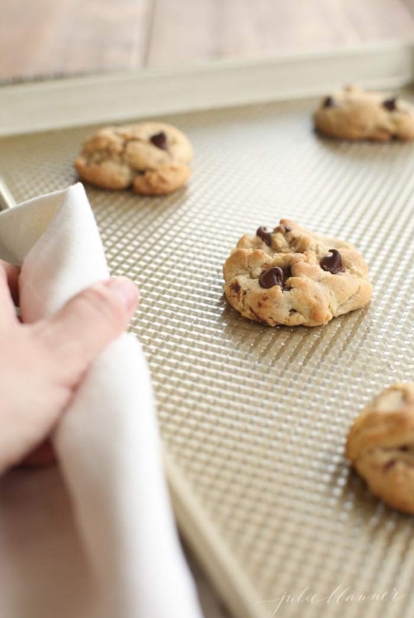 Bakery style chocolate chip cookie recipe - get the secrets to the best chocolate chip cookies