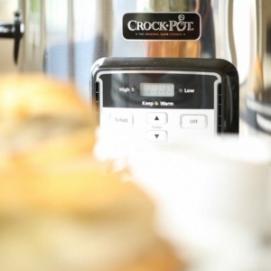 crockpot slow cooker with bread